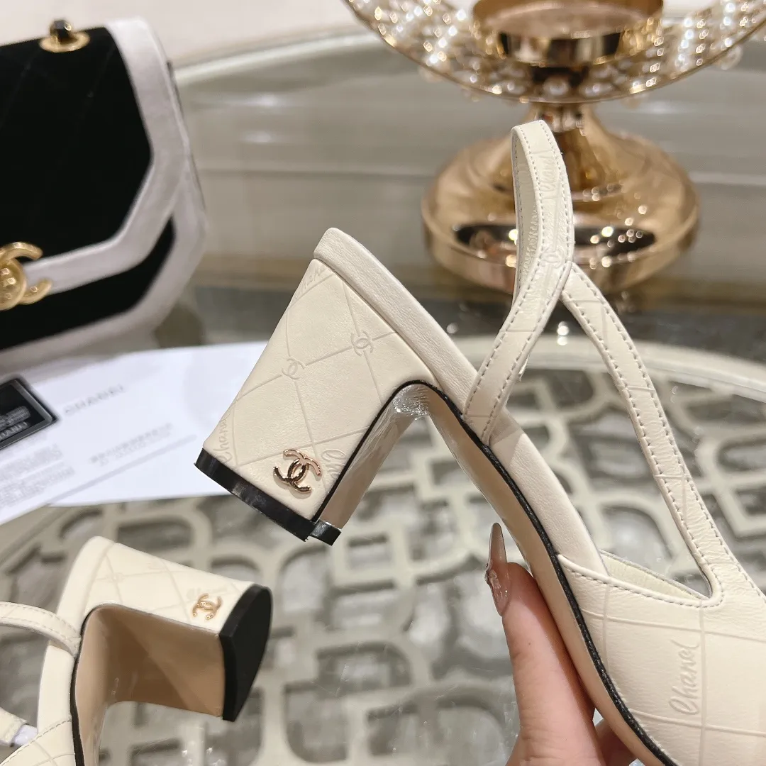 👟👟Ex-factory price 540👟👟 CHANEL Xiangjia 24vs spring and summer new fashion sandals series... Chanel is a very comprehensive noble fashion lifestyle brand. The same models are sold by major fashion bloggers and celebrities in Hong Kong, the United States, and other countries. They are simply beautiful. I fall in love with elegance and the playful sense of the future. I want to own them right away just by looking at them. But you can really think about a pair of exquisite high heels. This series is specially designed for extraordinary and indifferent ladies to create a unique overall effect. CHANEL designs products that inspire women to move forward and highlight their charm... 1️⃣Material: Original customized patent leather + imported sheepskin 2️⃣Inner lining: Original customized imported sheepskin 3️⃣Feet: Original customized imported sheepskin 4️⃣Outsole: Genuine leather sole imported from Italy 5️⃣Heel height: 2.5cm/6.5cm/9cm 6️⃣Number: 34-43 (34.40.41.42.43 customization is not returnable) 7️⃣Packaging: The latest and exquisite full set of packaging at the counter